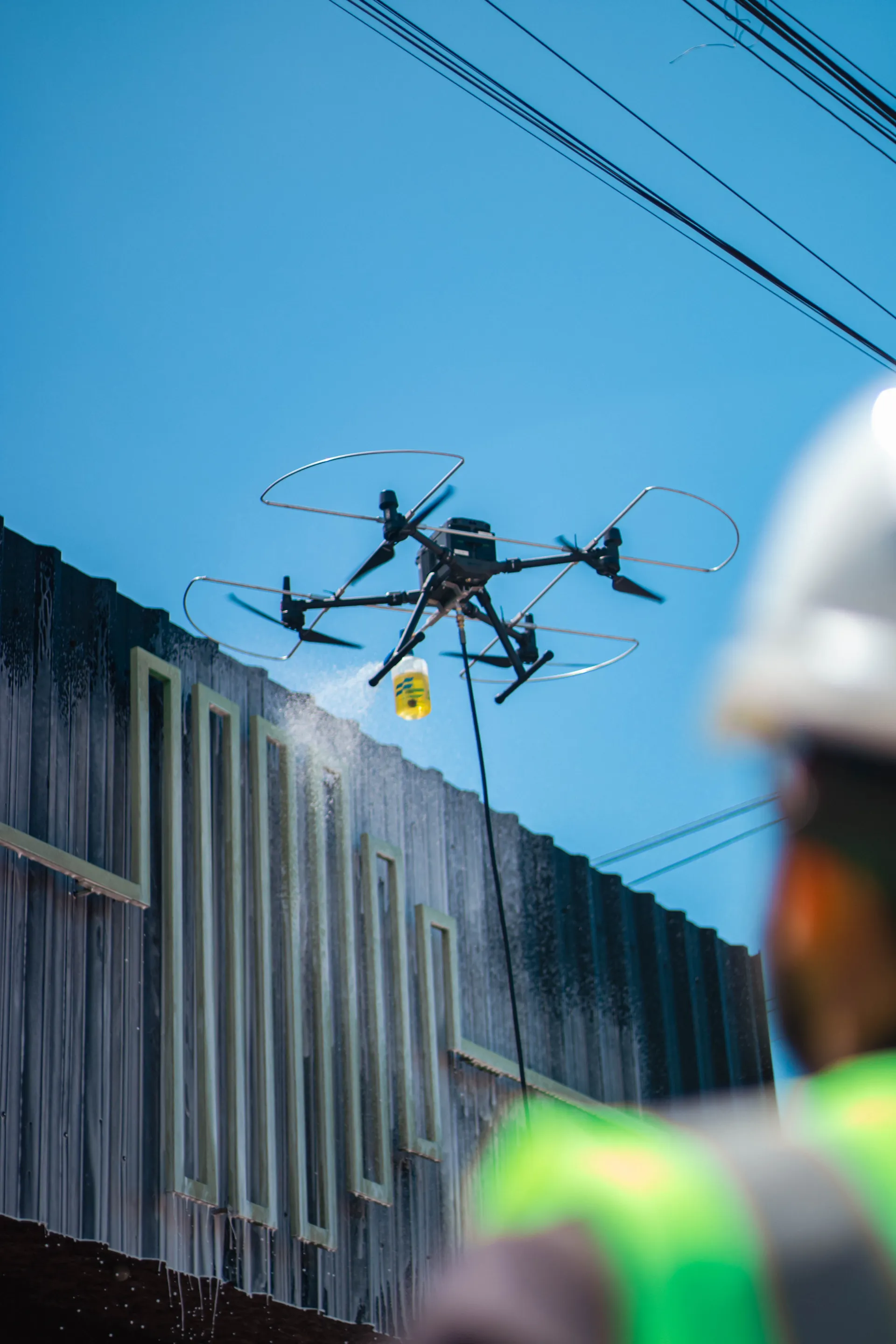 Limpeza com drone em operação